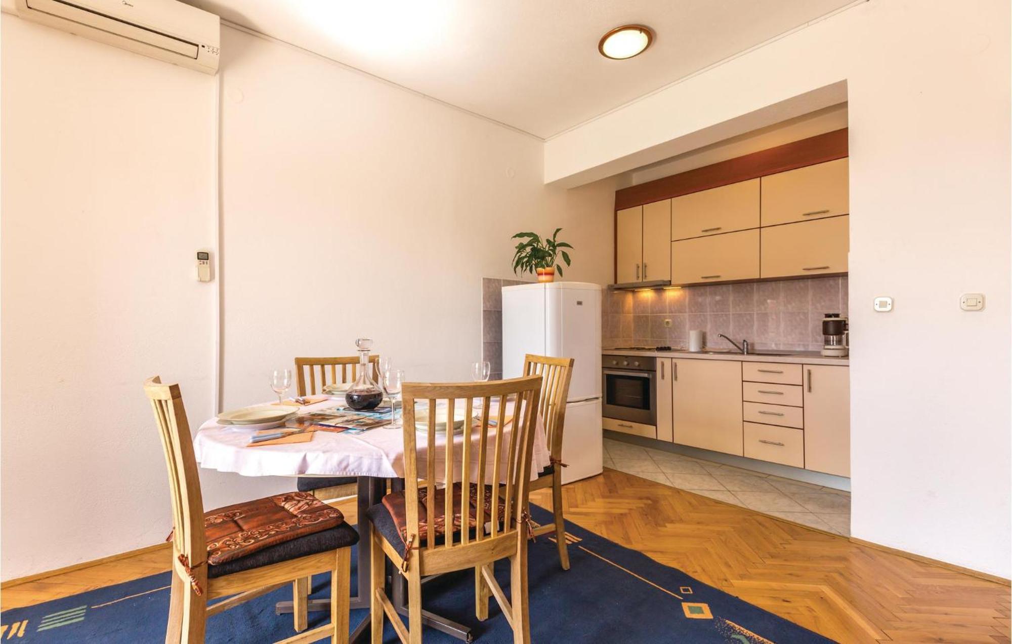 2 Bedroom Stunning Apartment In Makarska Eksteriør billede