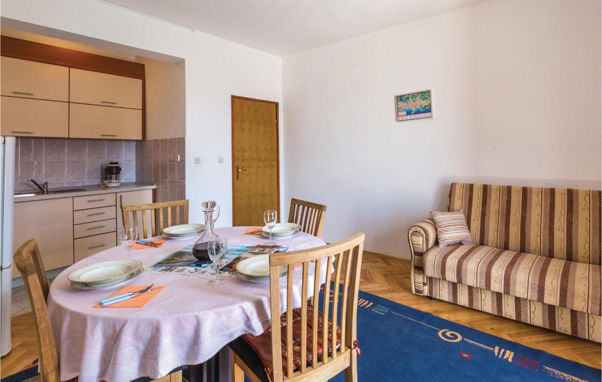 2 Bedroom Stunning Apartment In Makarska Eksteriør billede